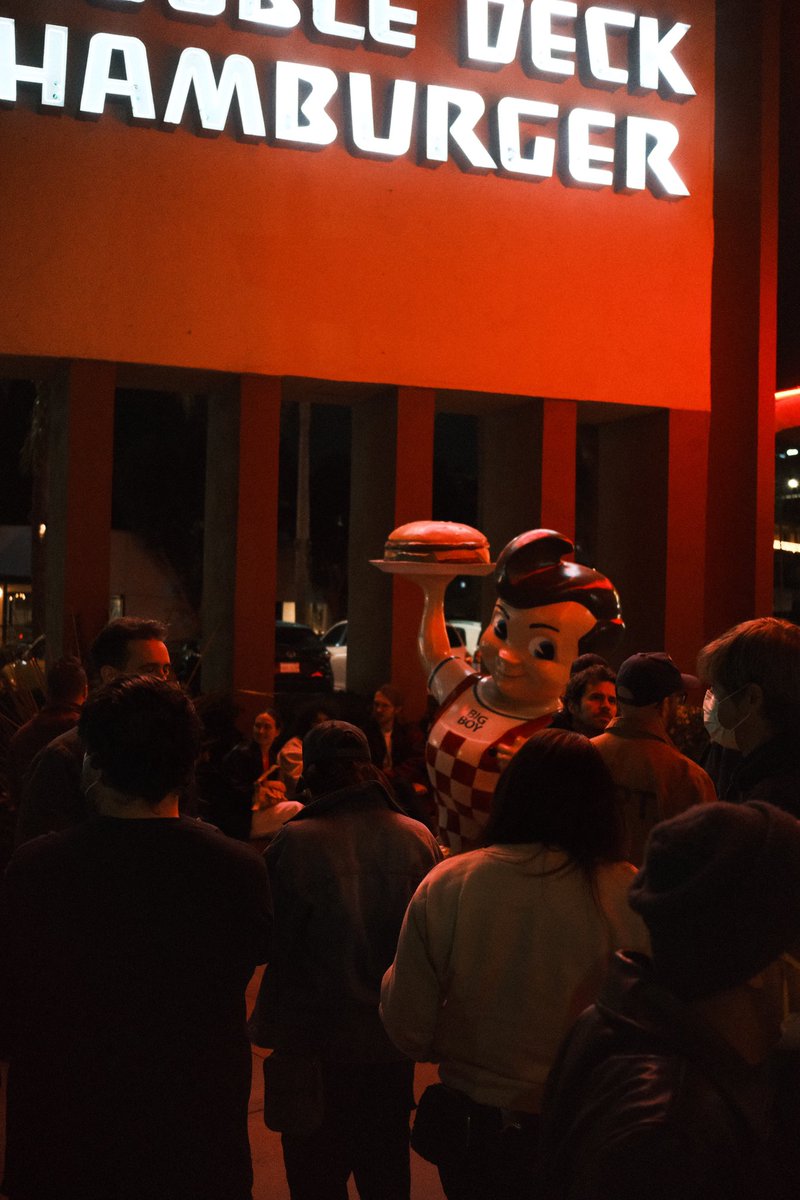loganlosang's tweet photo. Bobs Big Boy very crowded tonight. A small memorial for David Lynch has been created. https://t.co/SvV1rmhsGh