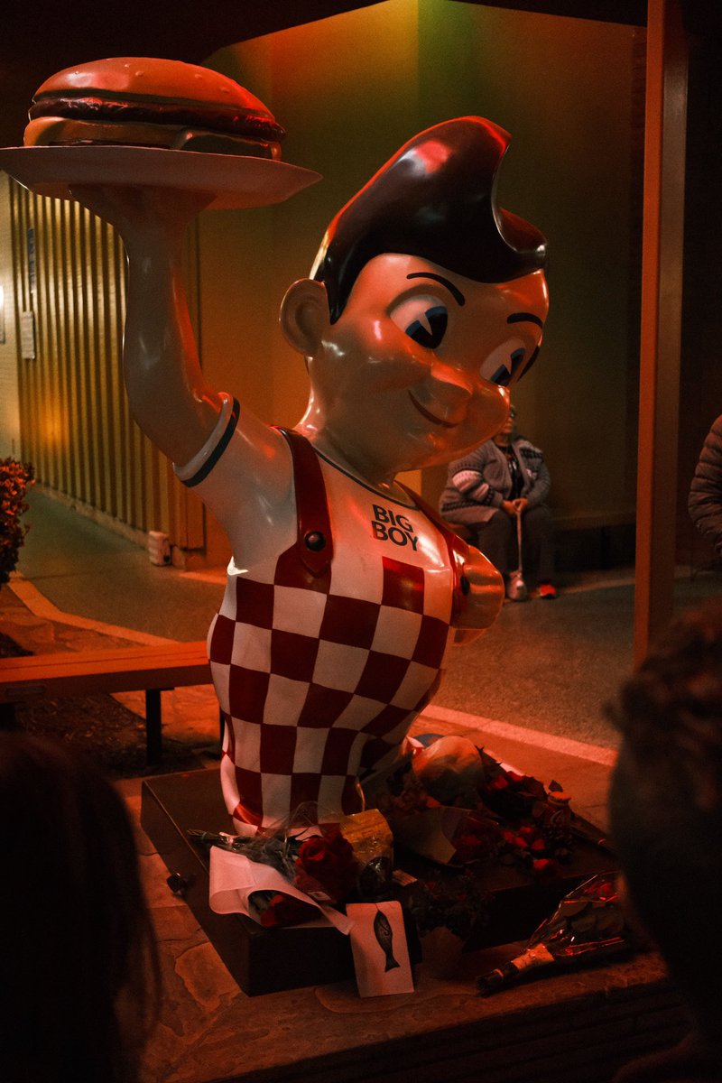 loganlosang's tweet photo. Bobs Big Boy very crowded tonight. A small memorial for David Lynch has been created. https://t.co/SvV1rmhsGh