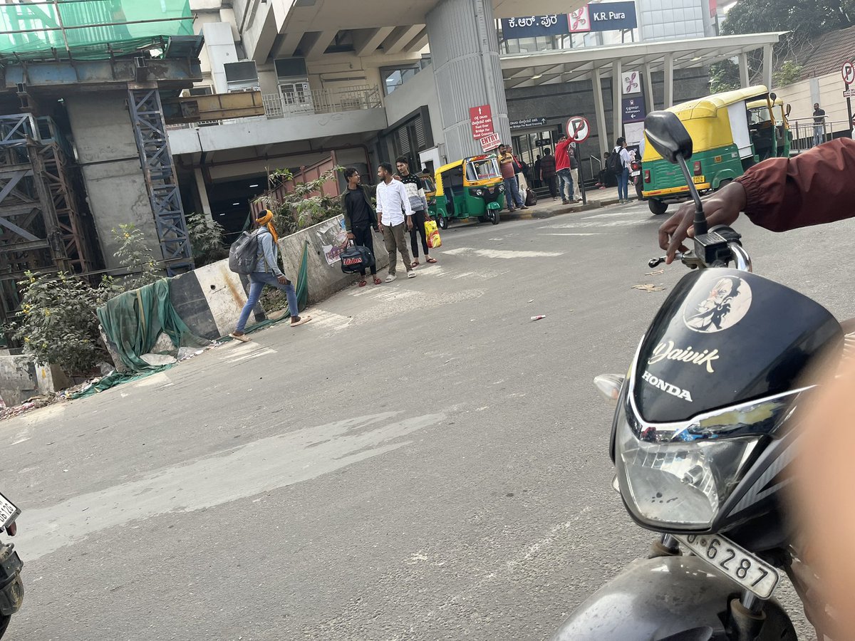 galuano1's tweet photo. Day 5: 17-Jan-2025 9:10 AM. @blrcitytraffic seems @mahadevapuratrf  is severely understaffed that they are unable to rectify problems that are being reported for a week now. KR Pura Metro Station deserves some attention. https://t.co/XNbuy2hzbs