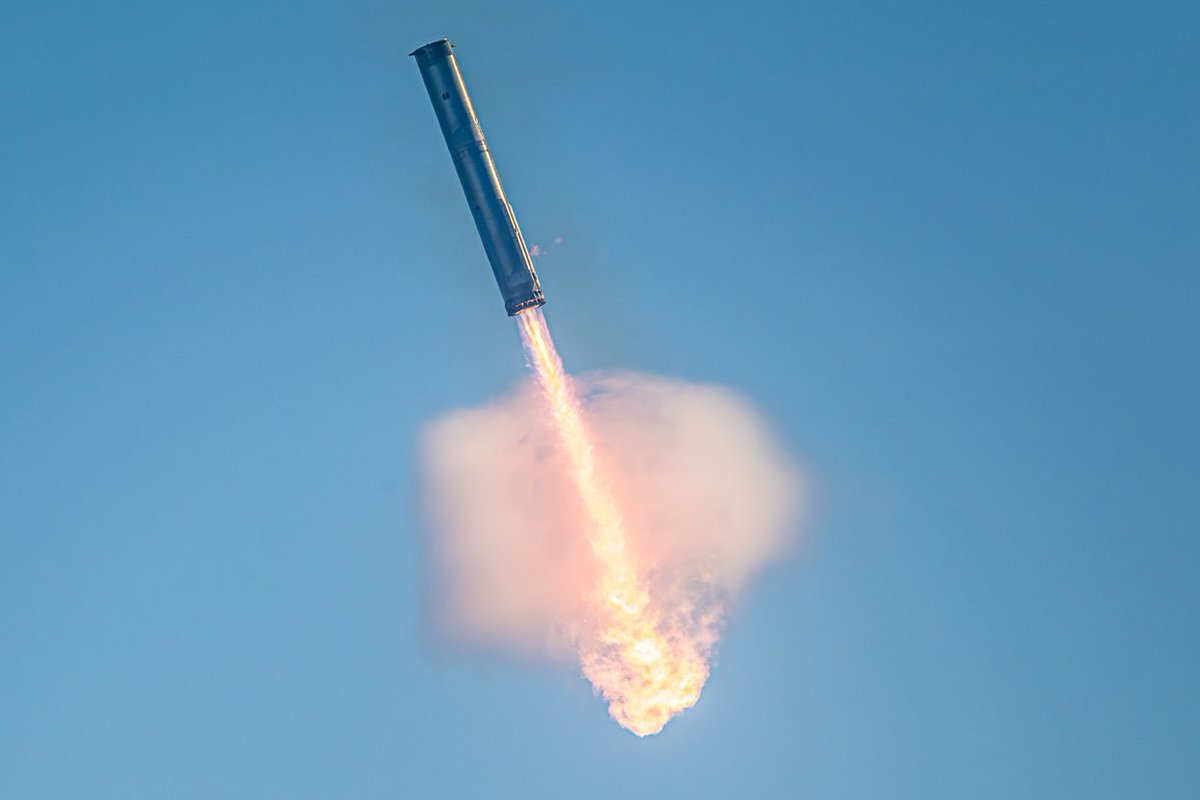 kishore_surya_v's tweet photo. Elon Musk's SpaceX launched Starship, with a successful booster return but the upper stage didn't make it.

Witnessed another chapter in space travel's saga today.
#StarshipLaunch
#SpaceX 
#RocketFail
#ElonMusk https://t.co/Me9bVl60tI