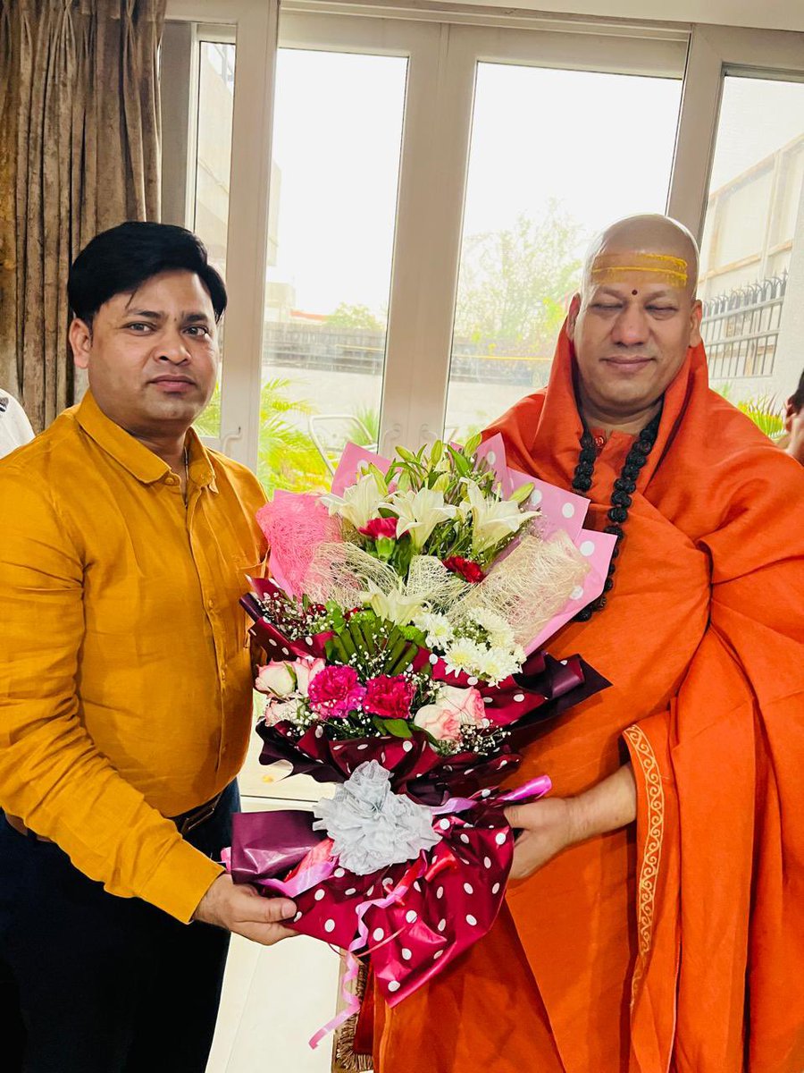 virendrasuma's tweet photo. श्री निरंज्जन पीठाधीश्वर श्री श्री 1008 आचार्य महामंडलेश्वर स्वामी कैलाशानंद गिरी जी महाराज से लखनऊ में मिलकर उनका आशीर्वाद प्राप्त किया 

@JiKailashanand https://t.co/1IjZdjElJ7