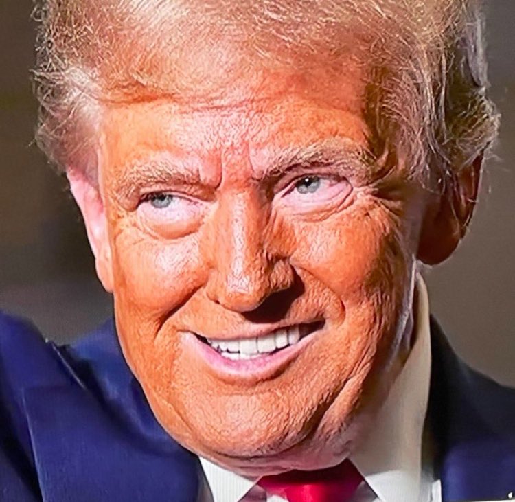 USSportsCards1's tweet image. Took a 72 hour #TwitterBreak and it was fun. I signed back in and my timeline is cards, billionaires whining and US presidential news and notes. 

What do you see most on your timeline?
