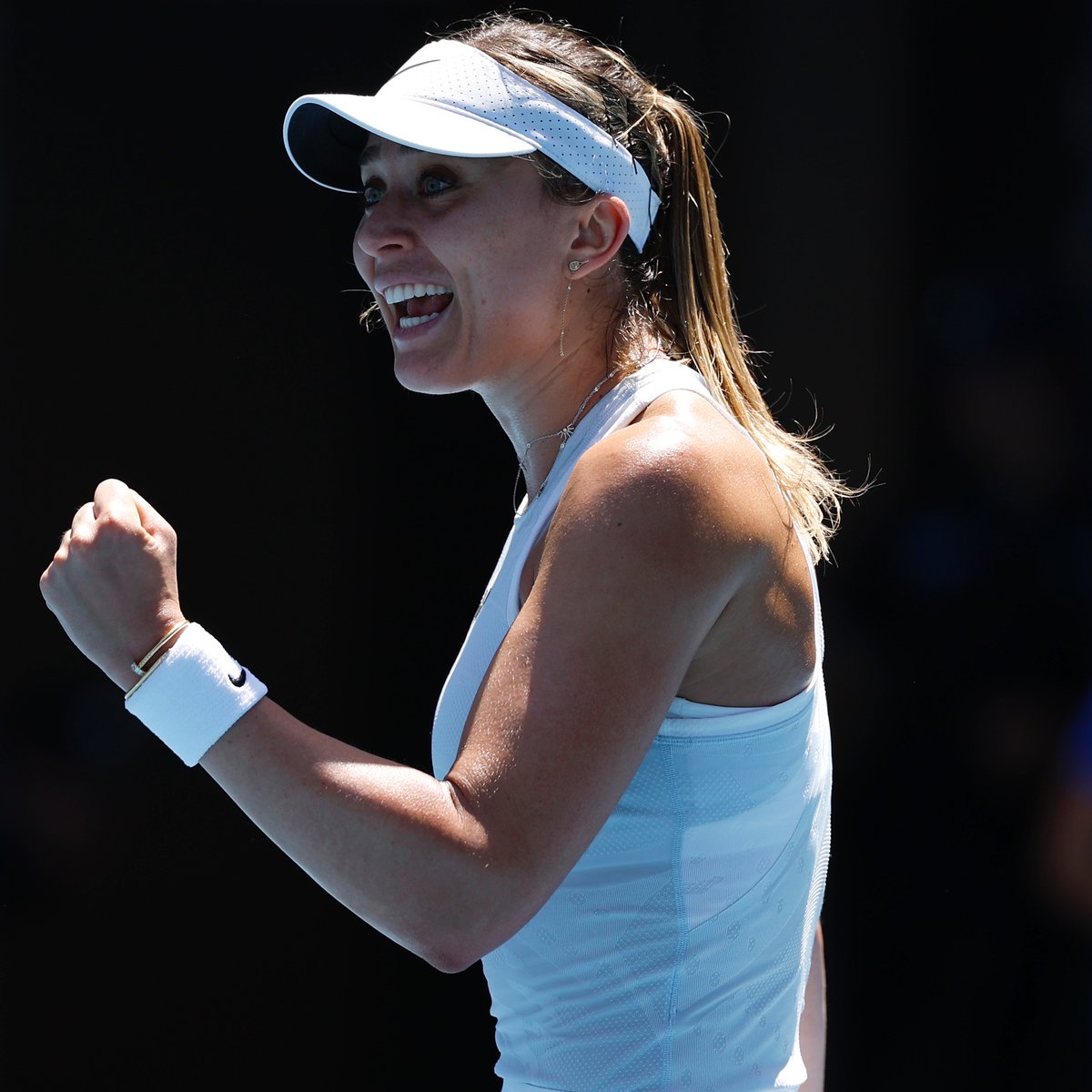 WTA's tweet photo. The fight never stops 👊

@paulabadosa survives the test of Kostyuk to reach the fourth round, 6-4, 4-6, 6-3!

#AO2025 https://t.co/pfTg5YGumy