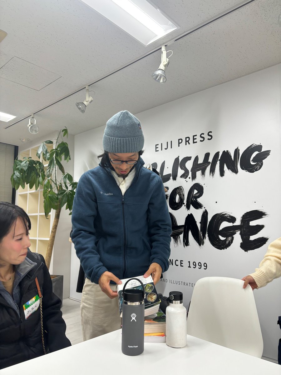 Mayunesa's tweet photo. ついに！リジェネラティブリーダーシップ日本語版発売。ひと足先にABD行ってきた。コロナ禍に出会い、転機になった書籍。system,culture,being。複合的に要素が網羅されて、かつ、美しくてわかりやすく。読んでて涙出そうになった。私のリサーチの根幹にもなってる。
@yasu_cs おめでとうございます🥰 https://t.co/Si8f8FKybu