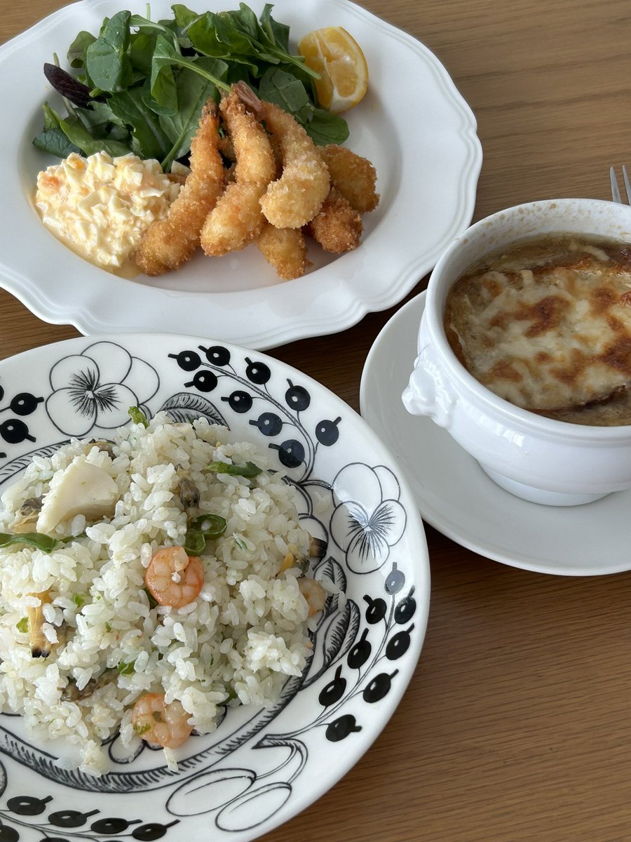 シーフードピラフ、海老フライ、オニオングラタンスープ。
とっても美味しかったです🫶
おうちレストランみたいで豪華なランチになりました✨
#ateliershiorionline #shiorionline