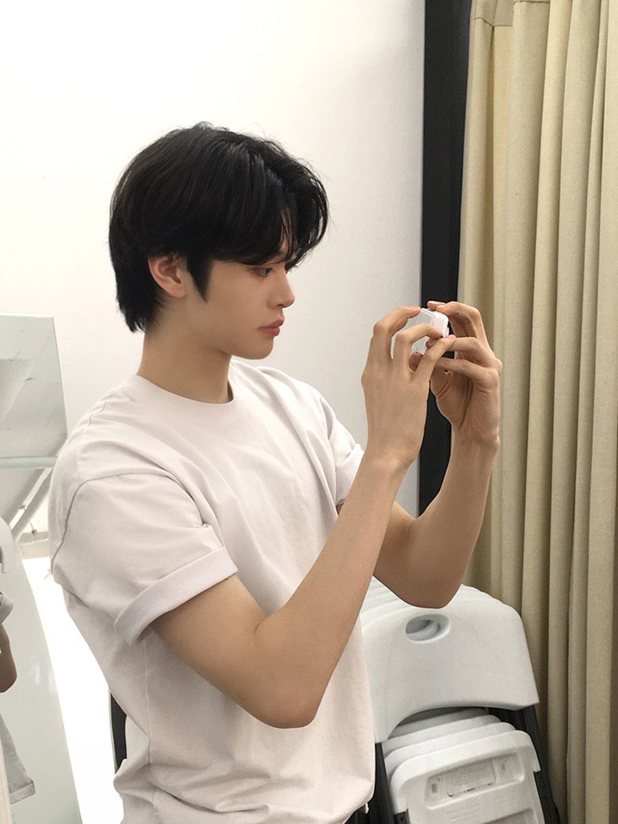 몸 너무 남잔데 얼굴 너무 애기