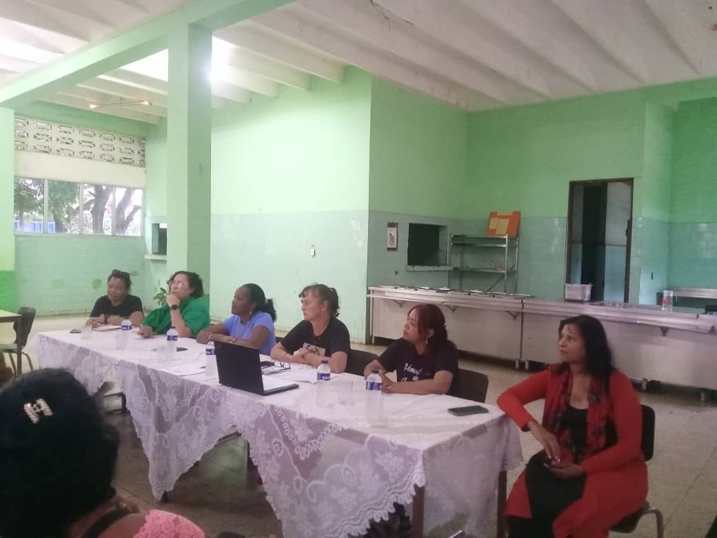 YadeDelaCruzFdz's tweet photo. Fructíferos intercambios se sostuvieron con representantes de base de la #FMCMoa en los consejo populares Caribe y Moa Centro; en el mismo participaron Yiganis Cruz, Secretaria del PCC, Yudith Ferreiro Fuentes, Directora del Centro de Estudios de la Mujer. #PCCMoaTrabajaYEnaltece https://t.co/kGMOs9AXRT