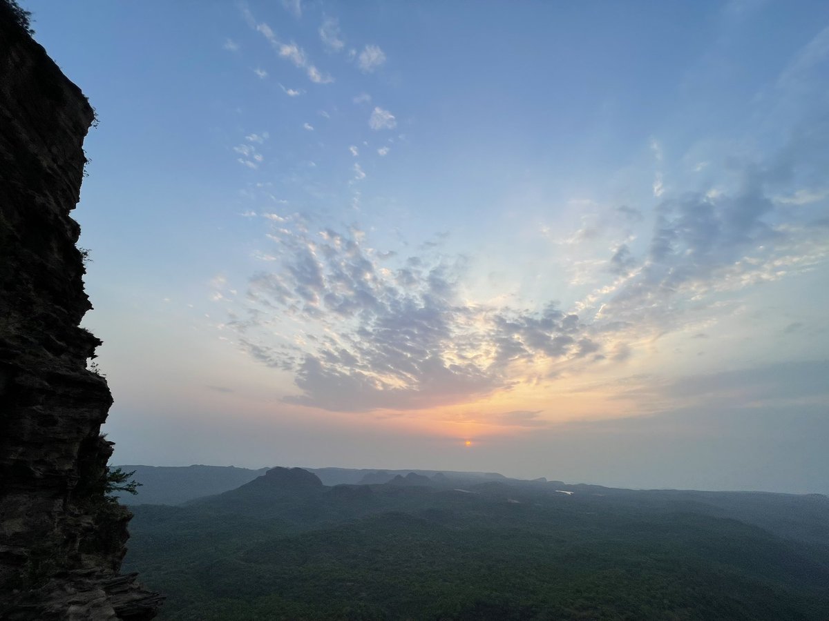 बेफ़िक्र घूम कर आया हूँ 
शौहरत की मशहूर गलियों से 
वहाँ तन्हाई के सिवा 
और कुछ भी नहीं

१७ जनवरी २०२४