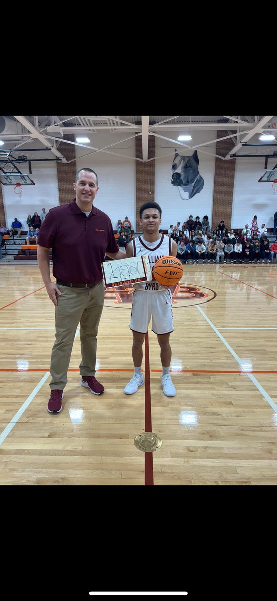 isaiahboard12's tweet photo. Blessed to hit 1000 points this past Monday.
While also, hitting the game winning shot!!!
#1kpoints
@Byrd1Sports @BradGreenway19 https://t.co/vPWgCXJAUA
