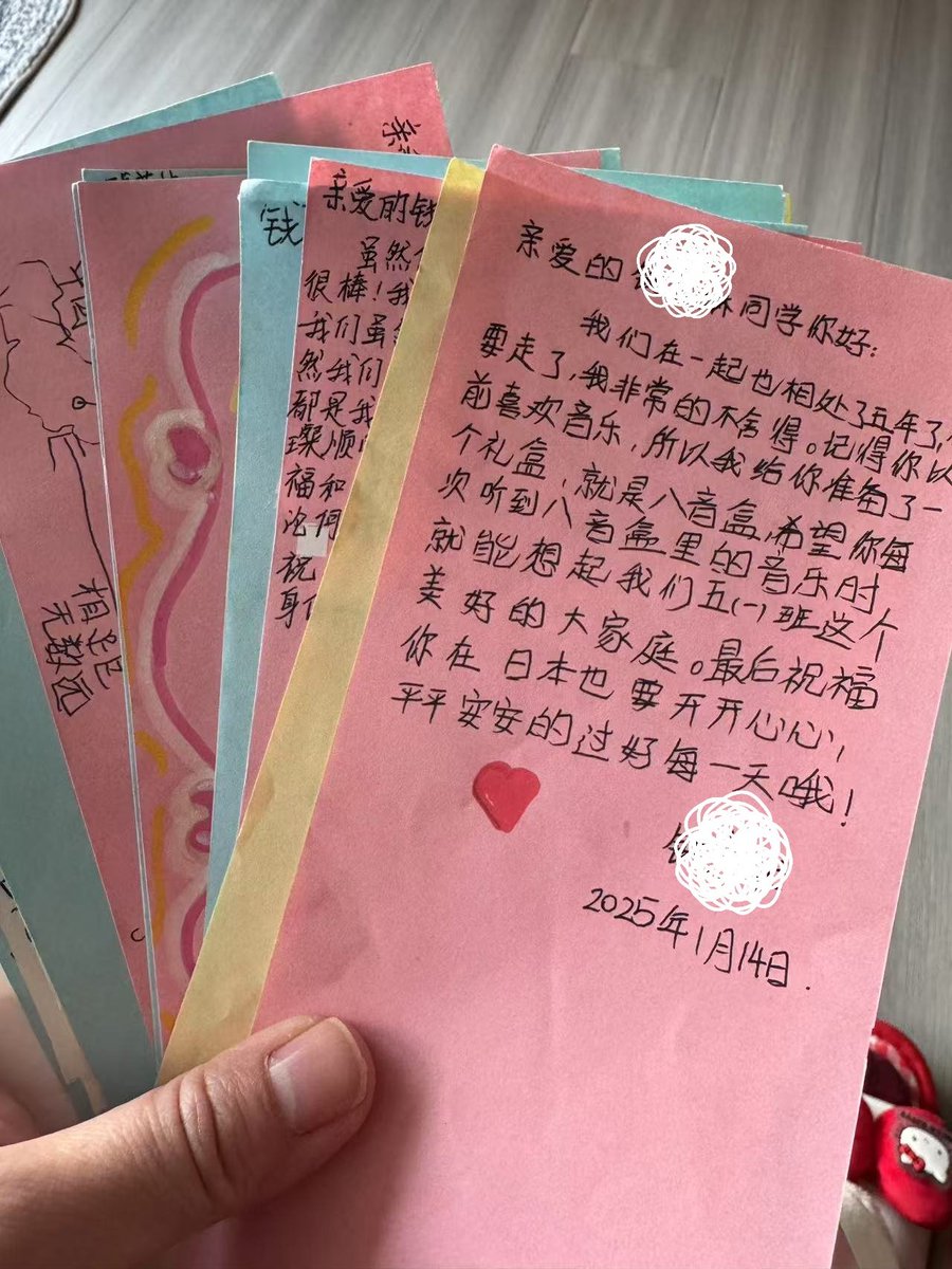 mulu315's tweet photo. 女���终于要告别国内的教育体系了，看到孩子们送的卡片，鼻子真的有点酸。无论你们怎么灌输仇恨，出于人性本能的爱始终是存在的，这无关国家。 https://t.co/Q9LDDnj0R3