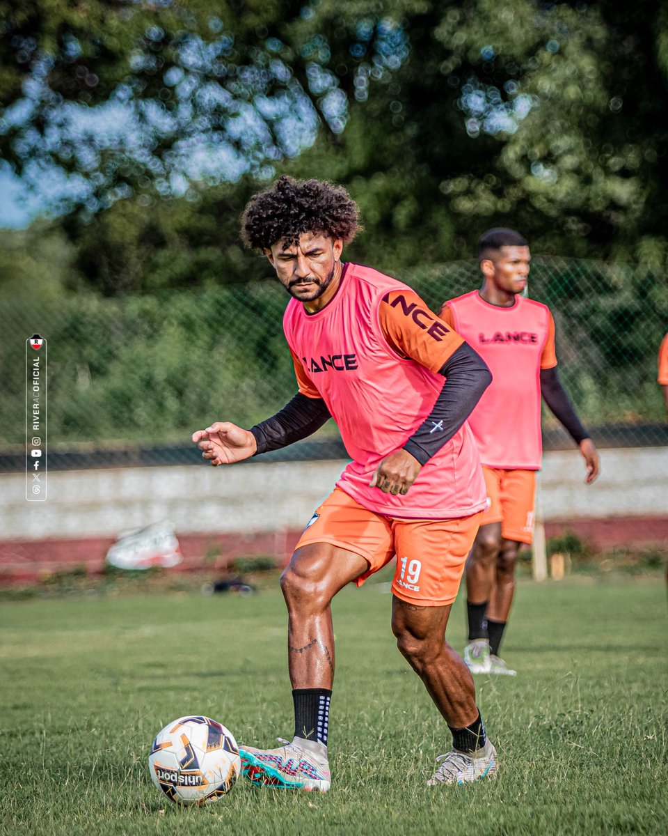 riveracoficial's tweet photo. Fechando a quinta-feira de treinos no CT Afrânio Nunes com muito trabalho técnico e físico. 🇾🇪

📸 Maria Vitória / River AC 

#MaiorDoPiaui #GaloCarijo #RiverACOficial https://t.co/H2YicFxtG3