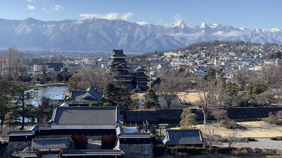 みなさんは #松本市役所 の屋上展望室をご存じですか。昨日、そこから眺めた #松本城 と #北アルプス の壮大な山々が重なり合う光景に、心を奪われました。歴史が息づくお城と雄大な自然がひとつの絵画のようで、本当に感動です。まだ行ったことがない方は、ぜひ足を運んでみてください！#松本マラソン