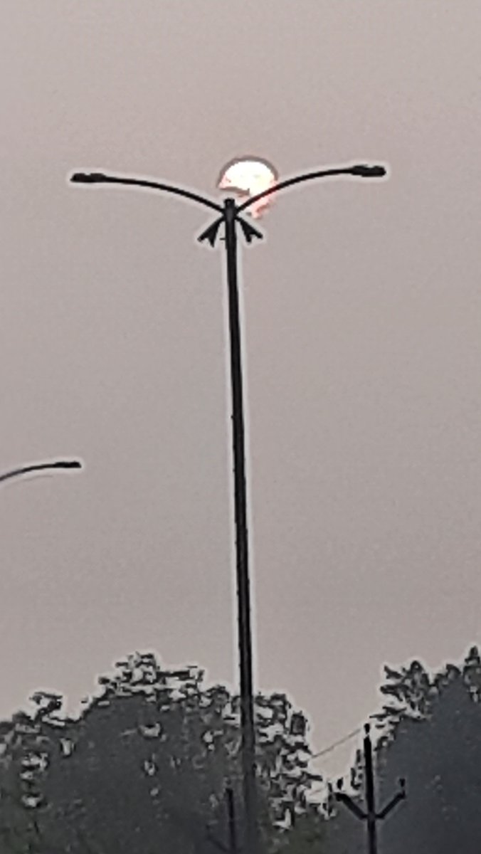 डूबती हुई चीज़ भी 
कितनी खूबसूरत लगती है, है ना?
जेसे सूर्यास्त!