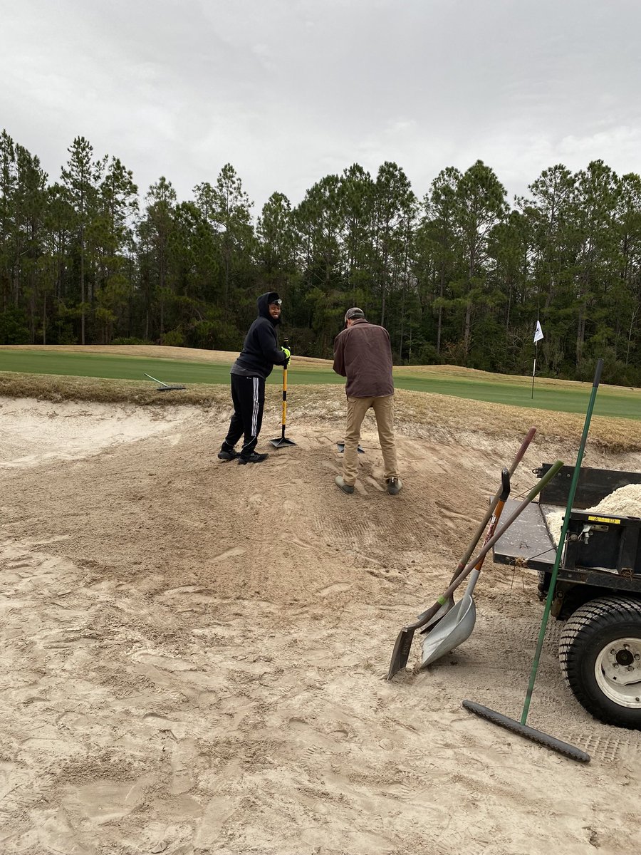 JonRoe47662433's tweet photo. Reshaping bunkers and pulling poa. It’s what all the cool kids are doing
#eaglegolfsuper #turftoday #GCSAA #projectseason https://t.co/xWfwAjzAYW