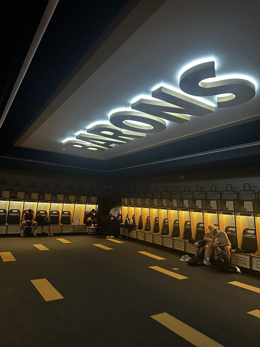This is a HIGH SCHOOL LOCKER ROOM 👀🔥 <a href="/SPCBaronsFB/">SPC Baron Football</a> we different ‼️