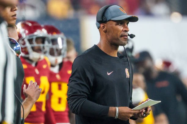 Sources: USC defensive coordinator D’Anton Lynn has agreed to a contract extension to remain at USC. He’s received coordinator interest in this coaching cycle.