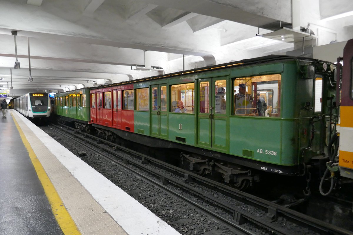 UnusualParis's tweet photo. [Rames MF01 &amp; Sprague-Thomson - 100 ans ligne 9 @ Station Porte de Saint-Cloud] #UnusualTransportsOfParis
👉 73 nouvelles photos insolites à découvrir dans l'album https://t.co/NLtoZJQIpw https://t.co/6WzzKhMxHe