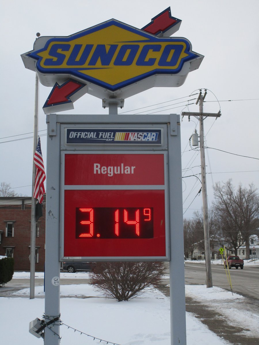 garlandgates's tweet photo. NEWS: The price of #gasoline today in #BristolVT was pi.
#Vermont #AddisonCounty #MathGeek https://t.co/VkDqTkUbgo