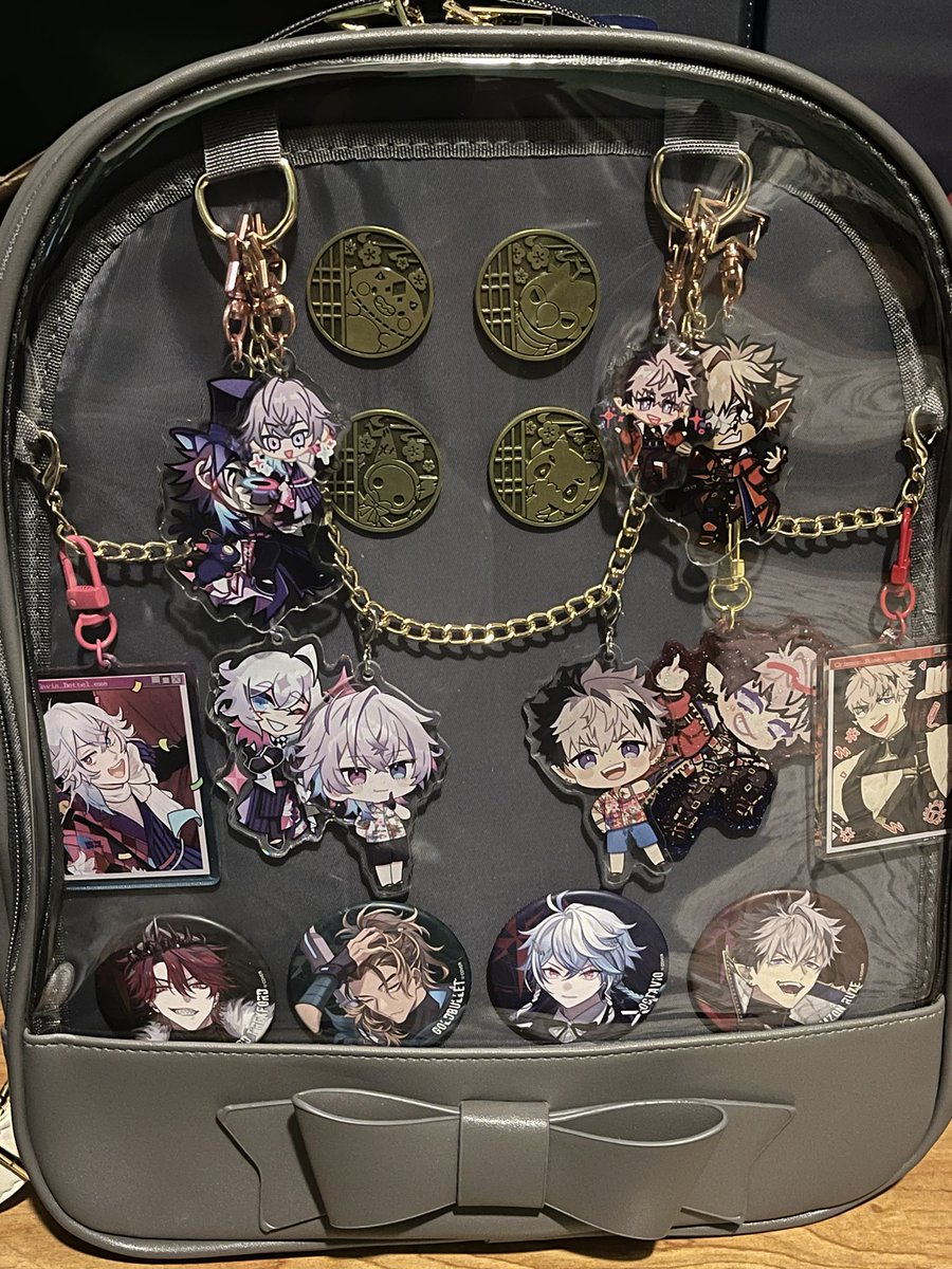 TheIrishNeko's tweet photo. Put the pins on my ita bag and they all match!!
Also stuck the boys in their corners with Expo merch #HolostarsEN #CrimzonRuze #Gavis Bettel #Sorawrity #Bubby #Octoposse #Ruzader https://t.co/d9VFKnhMp9
