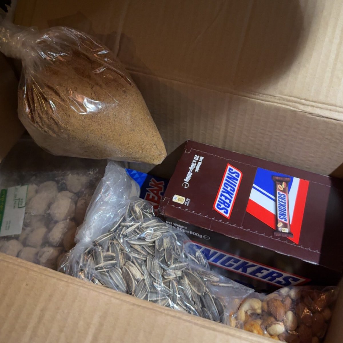 امي كل ما شافت احد جاي ل الرياض ارسلت لي معه اغراض 😕