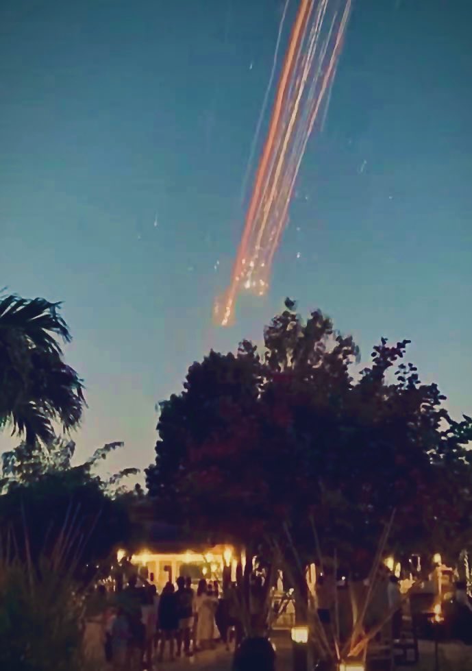 Rodotouc's tweet photo. Pendant que des baguettes rattrape un Booster et qu’un Starship se transforme en étoile filante, une autre étoile a rejoint les cieux. 

Merci Mister David Lynch pour votre inoubliable filmographie. https://t.co/EL8wN3TTbi