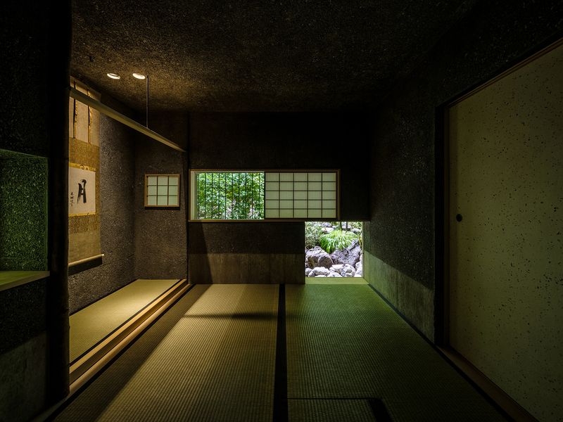 tecture1's tweet photo. 邸宅巣箱＋五十嵐悠介建築事務所が神奈川県で設計した〈茶室コンクリ庵〉を掲載。 
https://t.co/ypnQg7dyY2
現代的マテリアルで置換した茶室空間。 #TECTURE　Photographs: Kentaro Nemoto | 根本健太郎 https://t.co/kDaqHNkpW9
