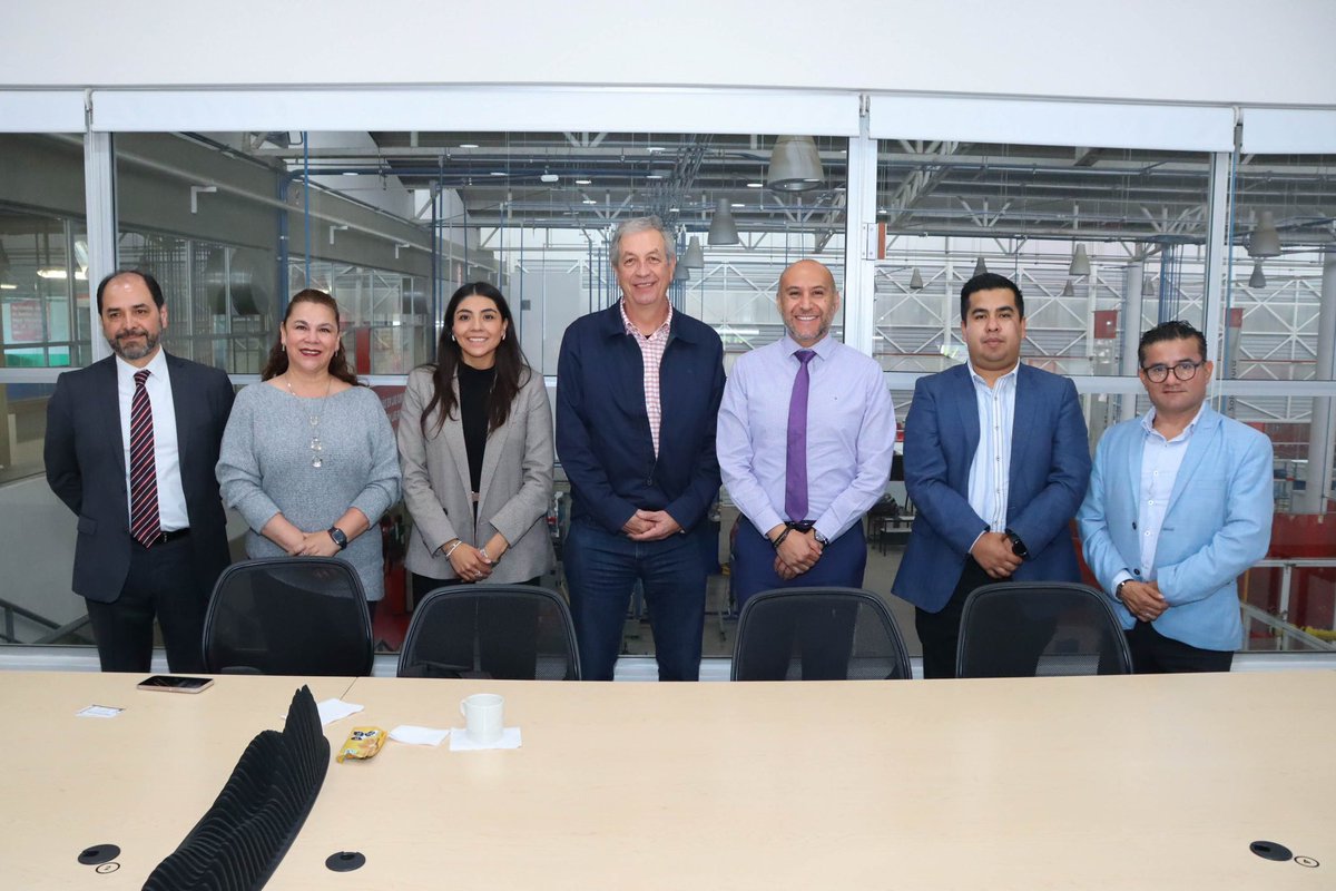 STyC_Tlaxcala's tweet photo. 🌟El Secretario de Trabajo y Competitividad, el Mtro. @Noe_Altamirano_ , se reunió este día con Ramiro Bernal Cuevas, Director del Instituto de Diseño e innovación Tecnológica, Ibero Puebla y con Andrea Pérez Flores, Coordinadora del Nodo de Innovación Empresarial del @IDITIbero https://t.co/ZVCXiKXx6p