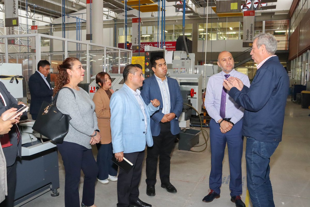 STyC_Tlaxcala's tweet photo. 🌟El Secretario de Trabajo y Competitividad, el Mtro. @Noe_Altamirano_ , se reunió este día con Ramiro Bernal Cuevas, Director del Instituto de Diseño e innovación Tecnológica, Ibero Puebla y con Andrea Pérez Flores, Coordinadora del Nodo de Innovación Empresarial del @IDITIbero https://t.co/ZVCXiKXx6p