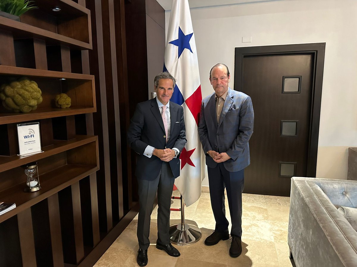 rafaelmgrossi's tweet photo. Inicié mi visita a Panamá con una cálida bienvenida de @JavierAchaPma.
Mi visita destaca el apoyo de @IAEAorg a 🇵🇦: mejorar atención oncológica con #RaysOfHope, combatir gusano barrenador bajo #Atoms4Food y fortalecer gestión del agua. 
Seguiremos fortaleciendo apoyo a Panamá. https://t.co/Un7u3nZpn9