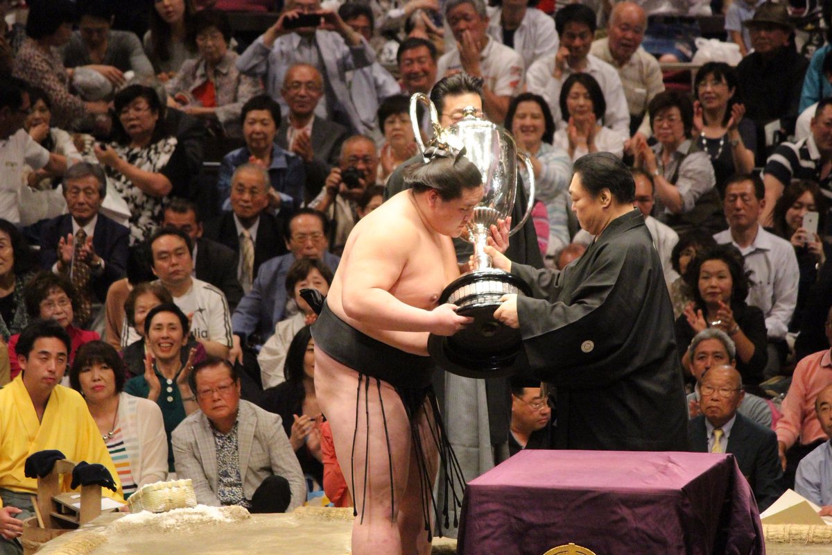 ElbuenRikishi's tweet photo. Terunofuji tiene una de las trayectorias más interesantes de los últimos años. 

Llegó como un vendaval a la máxima categoría en 2014 y rápidamente, en mayo del 2015, consiguió su 1er yusho (y el rango de Ozeki!)

Muchos pensaban que se convertiría en el 4° Yokozuna del banzuke. https://t.co/iM19KdCPNj