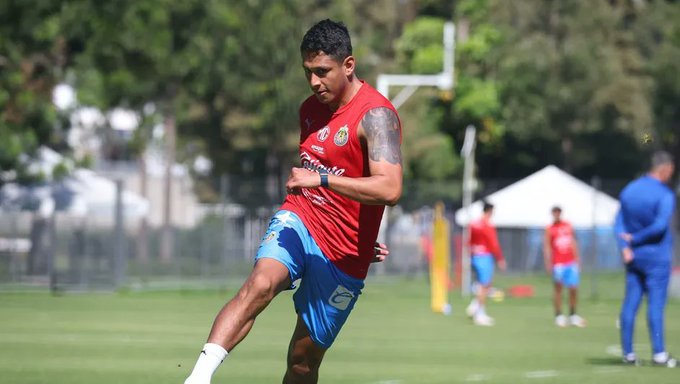 LUIS ROMO:
Ya hizo el viaje con Chivas. Podrá tener su debut con el cuadro rojiblanco mañana frente a los Rayos en partido que irá por TUDN,  y Azteca 7 para México. También Chicharito realizó el viaje con el equipo. Somos #SiempreRojiblancos.