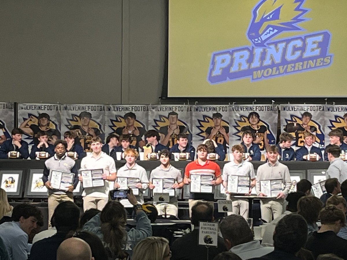 CoachYeah's tweet image. Banquet 🔥🔥🔥

#coach #coachyeah #yeahyeahyeahyeah #letsgo #motivation #coachmecoach #highschoolsports #football #athens #georgia #wolverines #princeavenue #varsityfootball #honors #awards