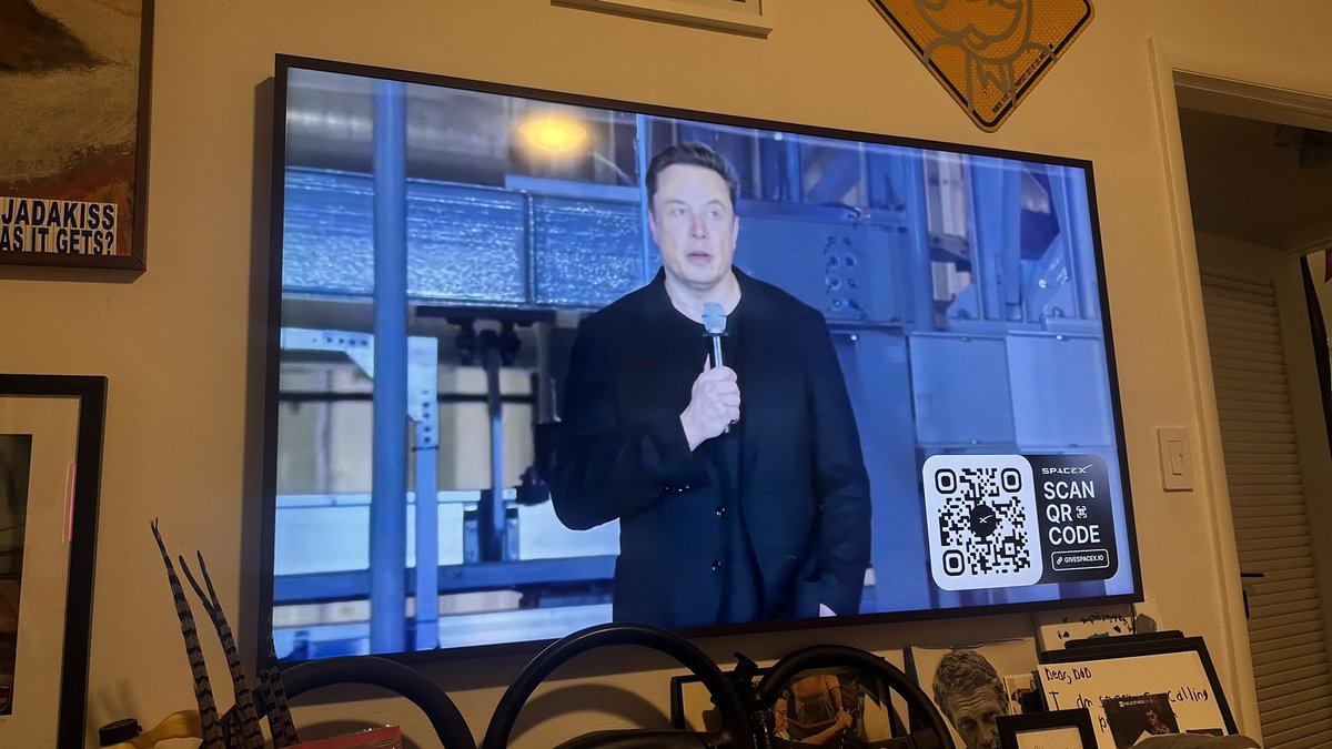 LeftSauce's tweet photo. Looks like someone hacked YouTube’s stream and is doing a deep fake of Elon 
@elonmusk https://t.co/QsmPgMNRra