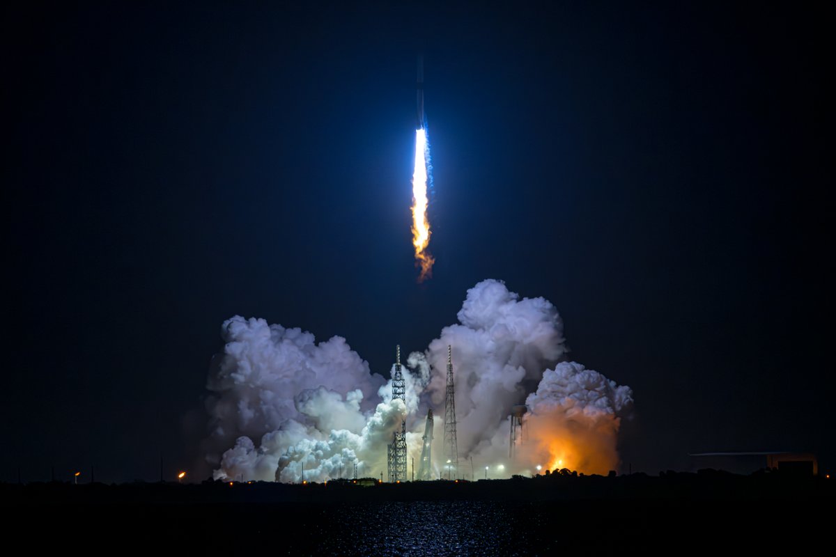 johnkrausphotos's tweet photo. Two commercial heavy-lift rockets from Blue Origin and SpaceX lifted off from U.S. soil within 15.5 hours of one another today. The key takeaway? Reusability is essential to the advancement of spaceflight.

Congratulations to all who are enabling a more exciting future! https://t.co/psoBZ2mgeP