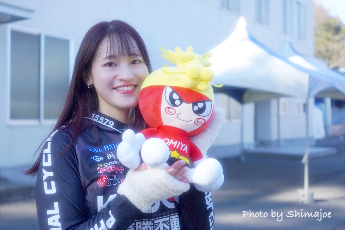 shimajoe_dx's tweet photo. 大宮記念（2日目）
場内、埼玉支部ブースの写真。
＋川路選手のピンショット。

新ユニフォーム、最終日までには眼も脳も慣れるとは思うが。
6番車（緑）の色味に違和感。
尚、冬の低い陽射しの影響もあるかもやけれども！？
遠いと4番車（青）との識別が難しい。。。 https://t.co/AEXR8dMABh