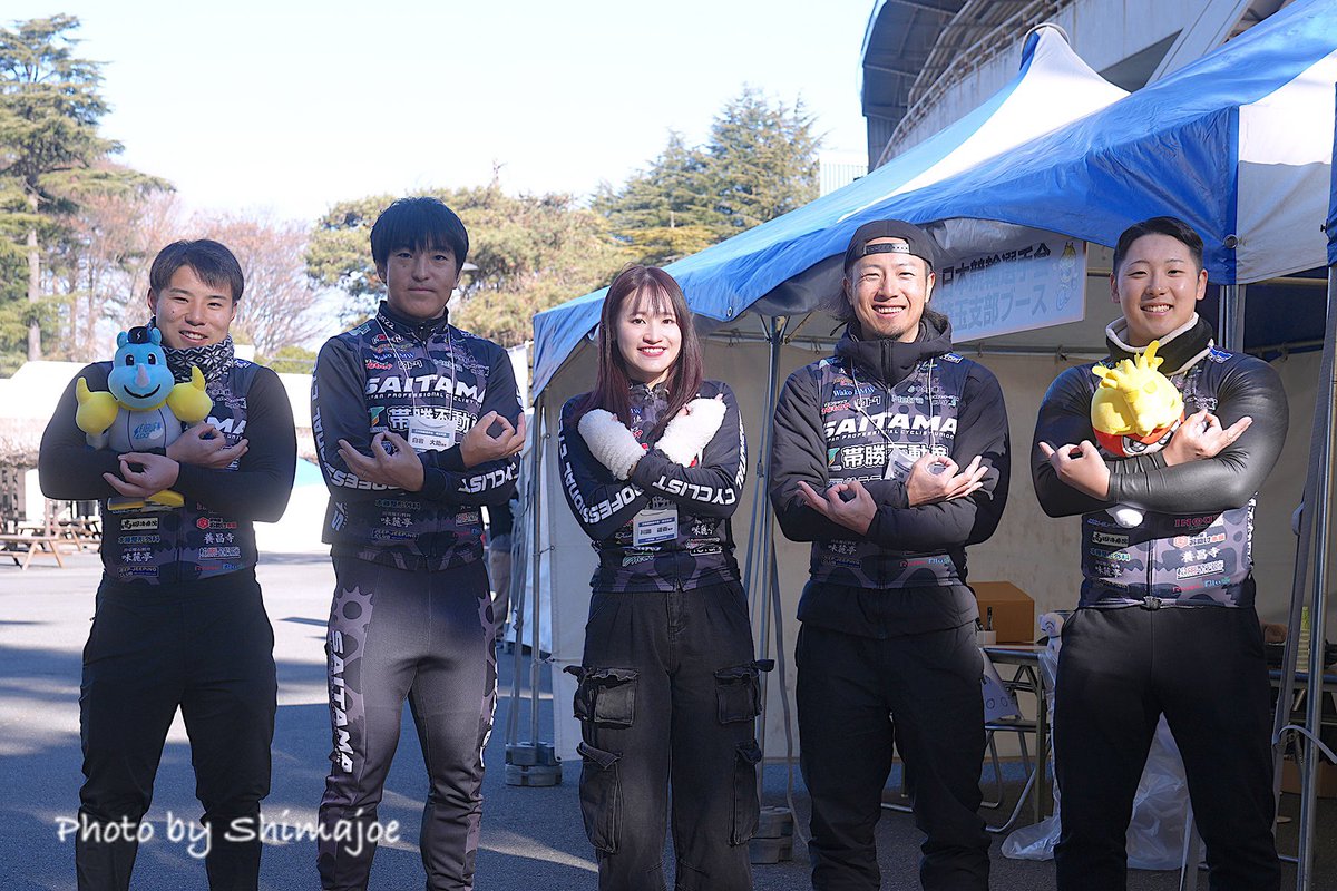 shimajoe_dx's tweet photo. 大宮記念（2日目）
場内、埼玉支部ブースの写真。
＋川路選手のピンショット。

新ユニフォーム、最終日までには眼も脳も慣れるとは思うが。
6番車（緑）の色味に違和感。
尚、冬の低い陽射しの影響もあるかもやけれども！？
遠いと4番車（青）との識別が難しい。。。 https://t.co/AEXR8dMABh