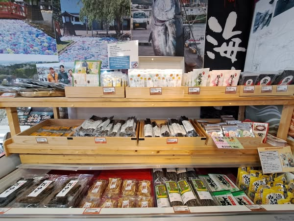 ✨売店からのお知らせ✨
当道の駅売店では冬のお菓子フェアを開催中です!
クッキーやチョコレートなど色々なお菓子を販売しています
他にも売店では北海道産、松前産の海の幸を使用した商品を販売しております
お土産にもオススメの商品です!
おひとついかがですか?
皆様のご来店をお待ちしています。