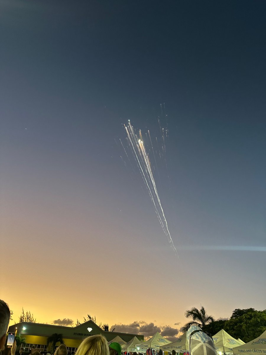 Naomilovesyou's tweet photo. Insaaaaane. We had no idea what was happening- turns out it was Elon Musk’s spacex starship launch top exploding when entering the earth at Turks &amp; Caicos??? #SpaceX #turksandCaicos https://t.co/6L9d0IsHVN