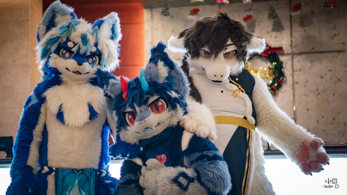 #FursuitsFriday 

#Fursuitfriday
(左看)(右看)
什么！！你们两个怎么穿了衣服！！快放我走！！不要拍了呜呜呜
⬅️<a href="/youren_1/">悠人youren🐾</a> 
➡️<a href="/_Ginlei_/">银铃</a> 
📷<a href="/yeKevin15/">小Q 🔜 极兽聚SFF</a>