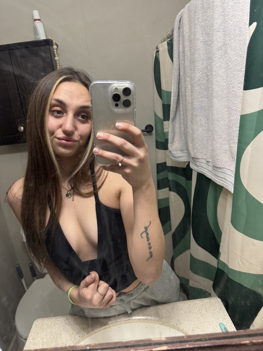 Samthomaso2301's tweet photo. Say hi to see it without a shirt https://t.co/2fGVniBC7j