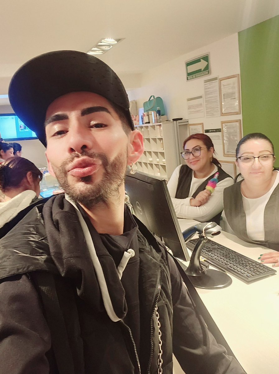 DramaQueenRemix's tweet photo. Las labores #YvesRocher jamás paran gracias a Dios y a todos mis clientes! 🖤 #Editj y #Patty siempre son un encanto! 🖤 https://t.co/YOjqEaXFwX