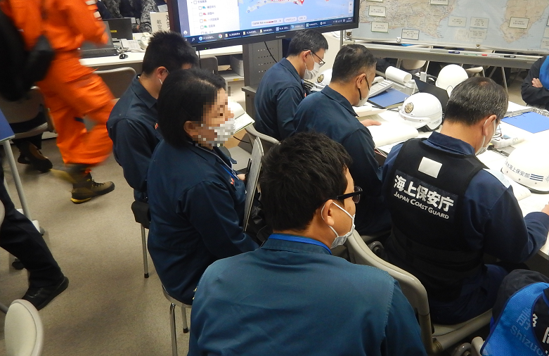 SP_saitai's tweet photo. 今日で阪神・淡路大震災から30年です。
静岡県警察は防災訓練を実施しています��
「備え」で命を守ることができます。
これを機に備蓄品や非常持出袋の点検をしてみてはいかがでしょうか。

↓家庭内防災マニュアル
https://t.co/W4AeAbDbbW https://t.co/MNdrGw9STz
