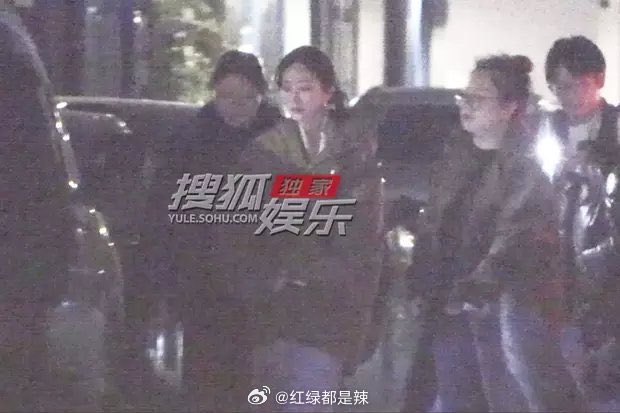 Queenbee_fox's tweet photo. Reuters photo of #YangMi 
was busy until late at night when she got off work. 
She wore a light skirt and flat shoes. 
Her skin was very clear under the night light, and she became more and more beautiful as the night passed ❤️ https://t.co/A9agT51eWf