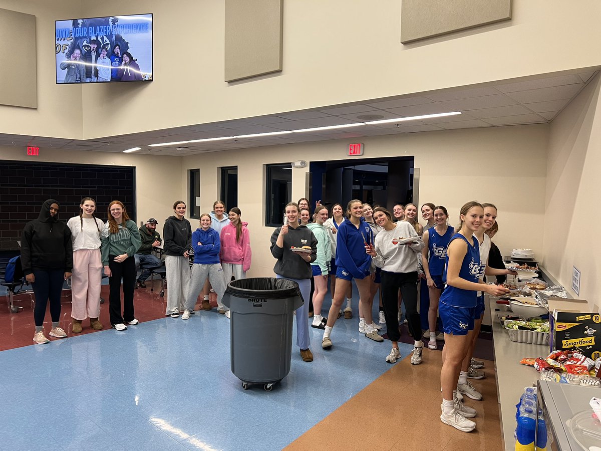 GEHSgirlsbball's tweet photo. Amazing team dinner tonight before we host Shawnee Mission West Friday night! Thank you so much for the amazing food, dessert and drinks provided by the best parents these girls could ask for!!! 💙
#newblazerera #strongertogether #grateful #fueledup #weareready https://t.co/KpVDparub9