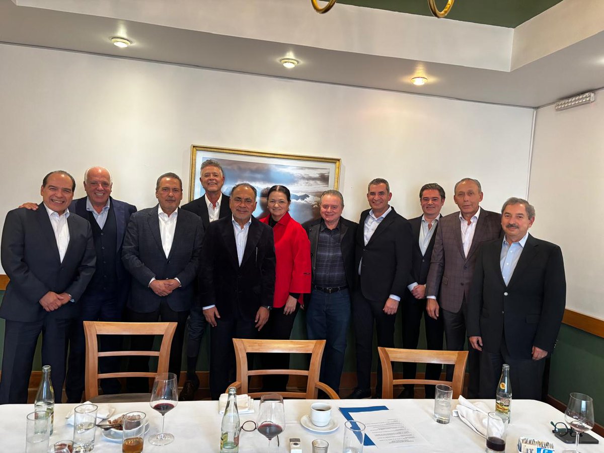 Reunión con mis amigos y compañeros en la lucha por México🇲🇽. Gracias <a href="/MFBeltrones/">Manlio F. Beltrones</a>, Pedro, Enrique, Encarnación, Natividad, Reyes, José Ramón, Héctor, Aurelio y Fernando por esta tarde de discusión sobre el futuro.