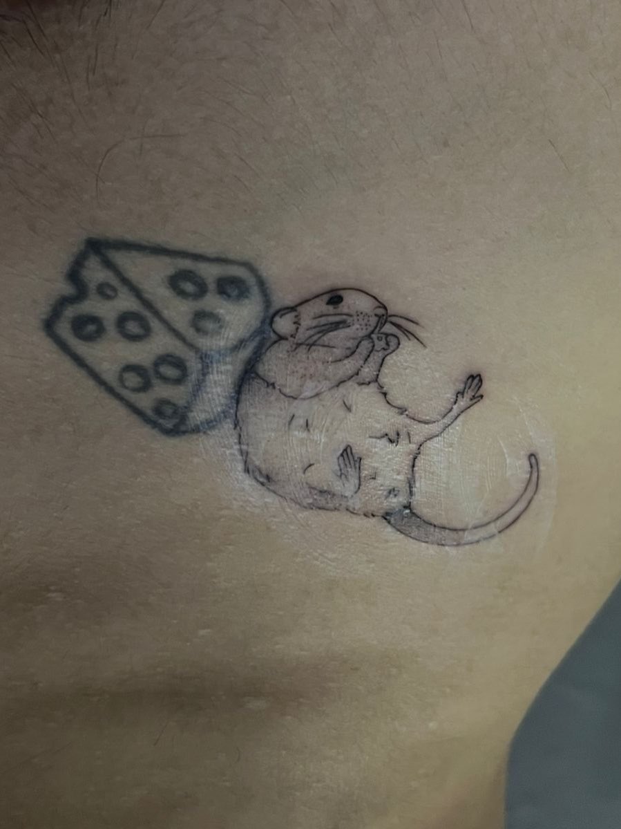 Jucfp's tweet photo. meu marido fez uma tatuagem de um queijo, com os amigos dele, quando era mais novo (eu não conhecia ele ainda e não sei qual o significado) 
mas quando cada um deles casar tem que fazer um rato no queijo 
nós casamos em outubro e hoje ele fez o rato no queijo dele
homens… https://t.co/QyjJ1Vzis4