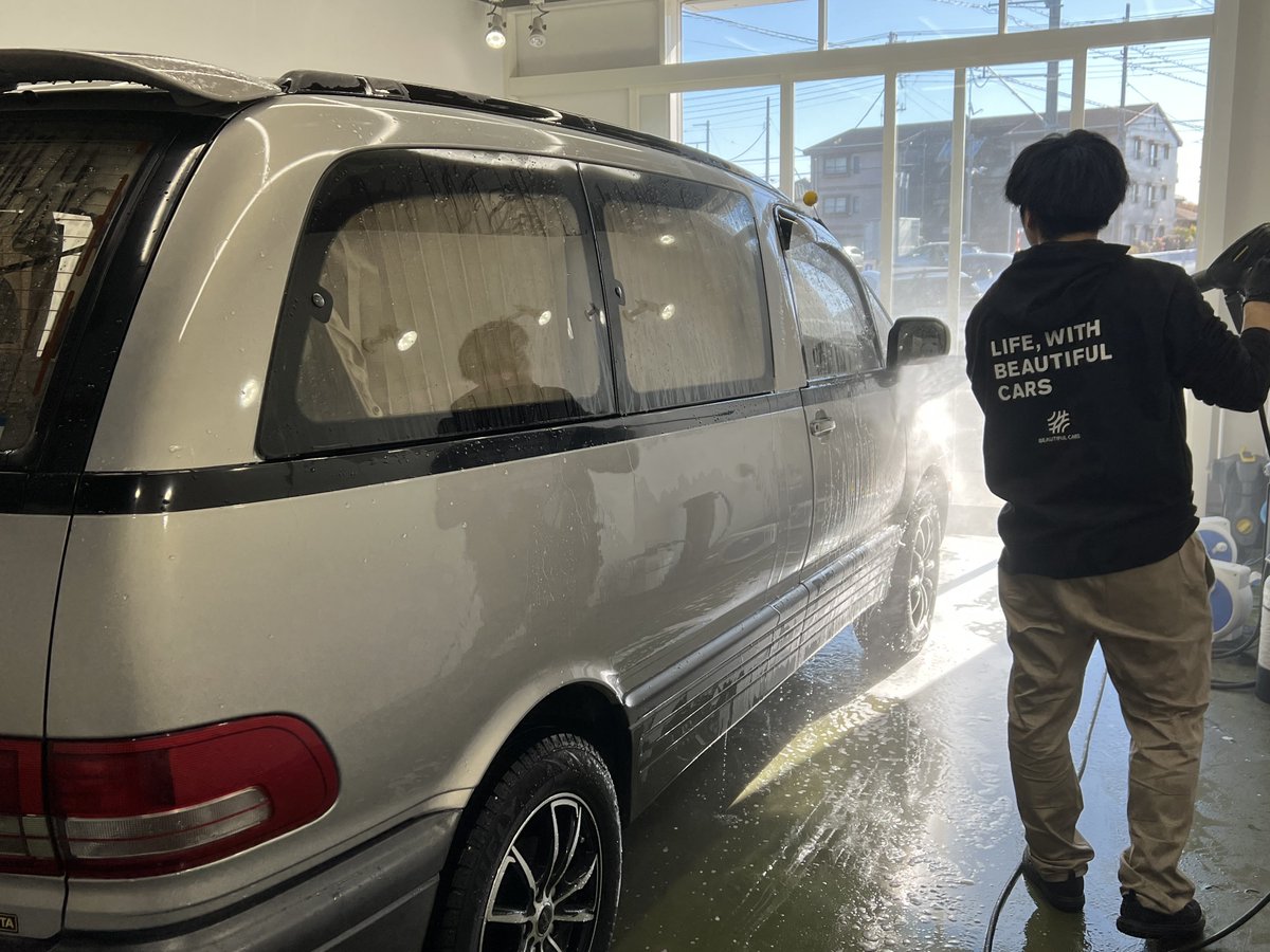 おはようございます！今日は新入社員の洗車練習の確認を行なっています。皆さんは、洗車講習の動画をご覧になったことがありますか？彼も、ビューティフルカーズの動画を見て学び、実践でフィードバック、上達しています！
まだまだ社員募集中です！