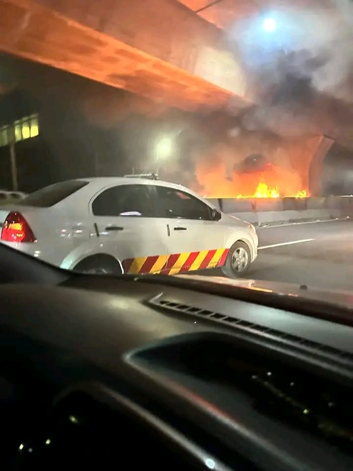 EdomexRed's tweet image. Reportan un #incendio en la parte baja del segundo #piso de #periférico a la altura del parque #Naucalli en #Naucalpan.