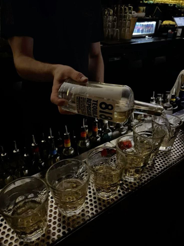 ㅤ
ㅤㅤㅤㅤ — 𝘛𝘢𝘬𝘦 𝘺𝘰𝘶𝘳 𝘥𝘳𝘪𝘯𝘬, 𝘣𝘺 𝙧𝙮𝙪
ㅤㅤㅤㅤComentem uma palavra, e eu sirvo um drink inspirado nela! (dei uma sumida, mas queria interagir, dão essa força?)
 ͏