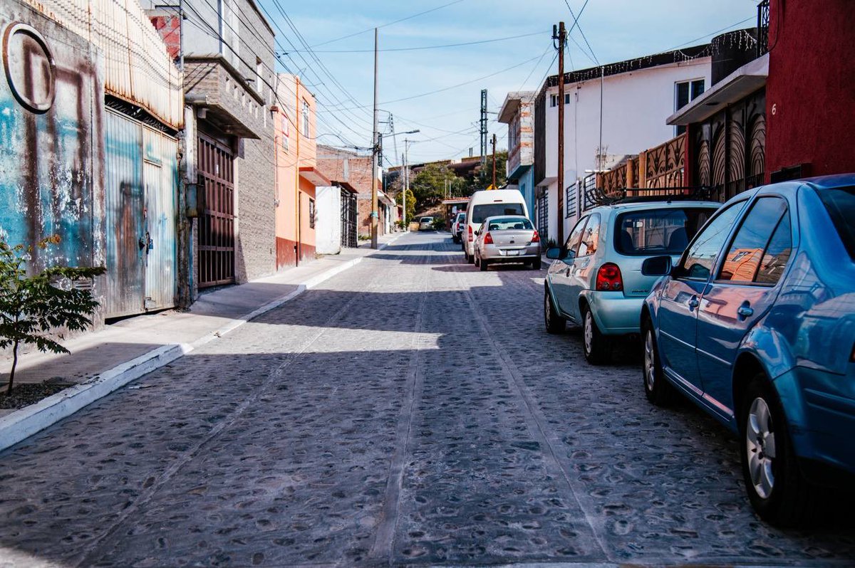 En #Querétaro trabajamos juntos para mejorar nuestra calidad de vida.

Hoy entregamos mejoramiento de calles en San Juan del Río, y celebro la participación de la ciudadanía en esta obra: con entusiasmo, con esfuerzo y con orgullo, ¡seguimos subiendo al siguiente nivel!